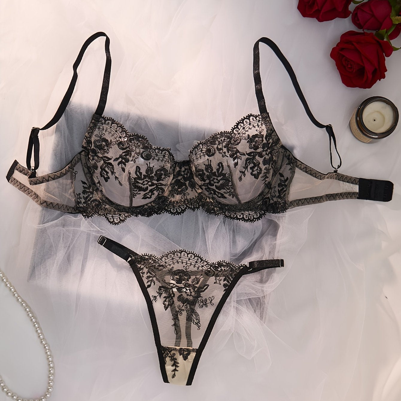 ELEGANT Embroidered Lingerieset met Mesh String – Semi-doorschijnend