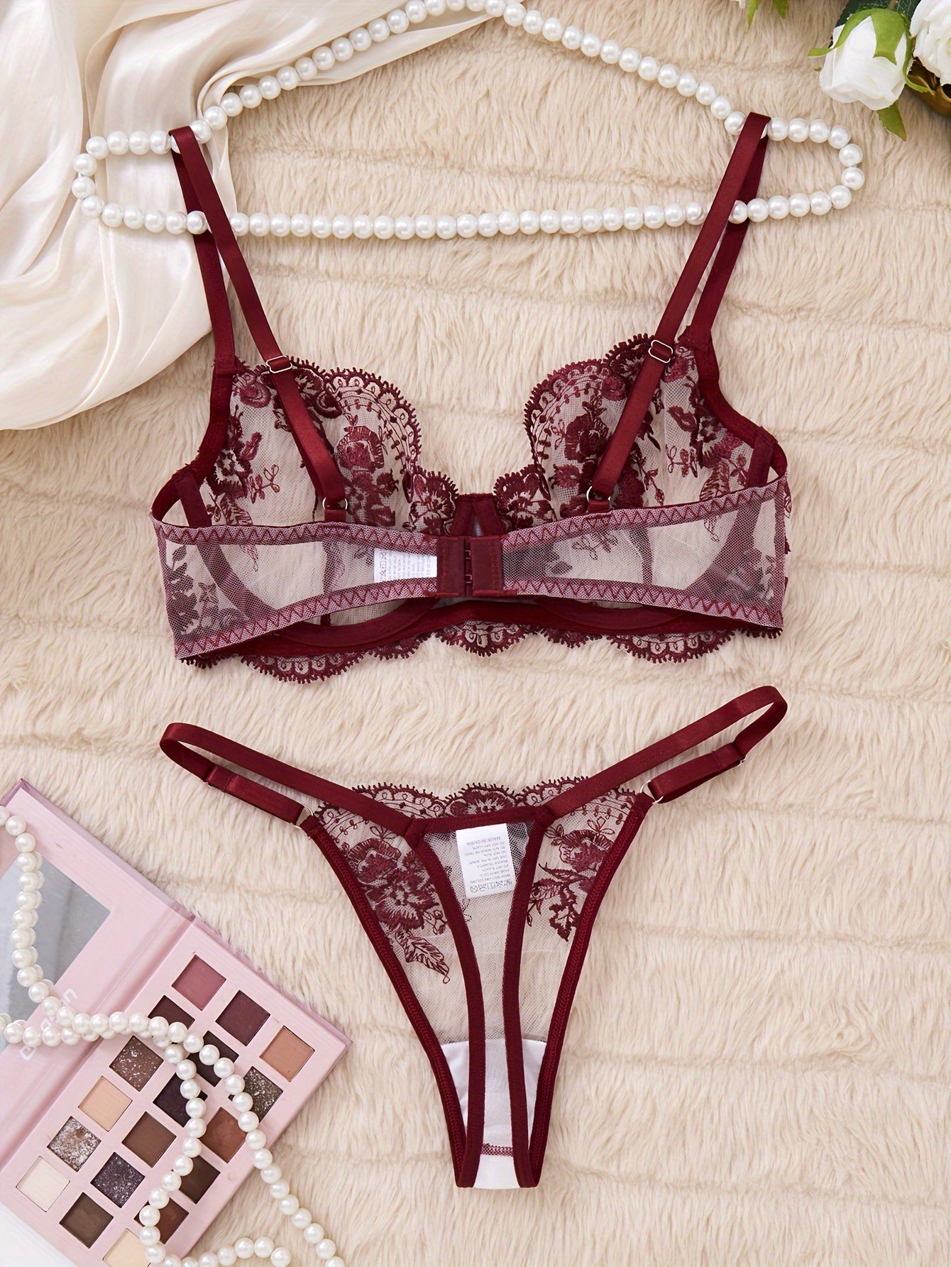 ELEGANT Embroidered Lingerieset met Mesh String – Semi-doorschijnend