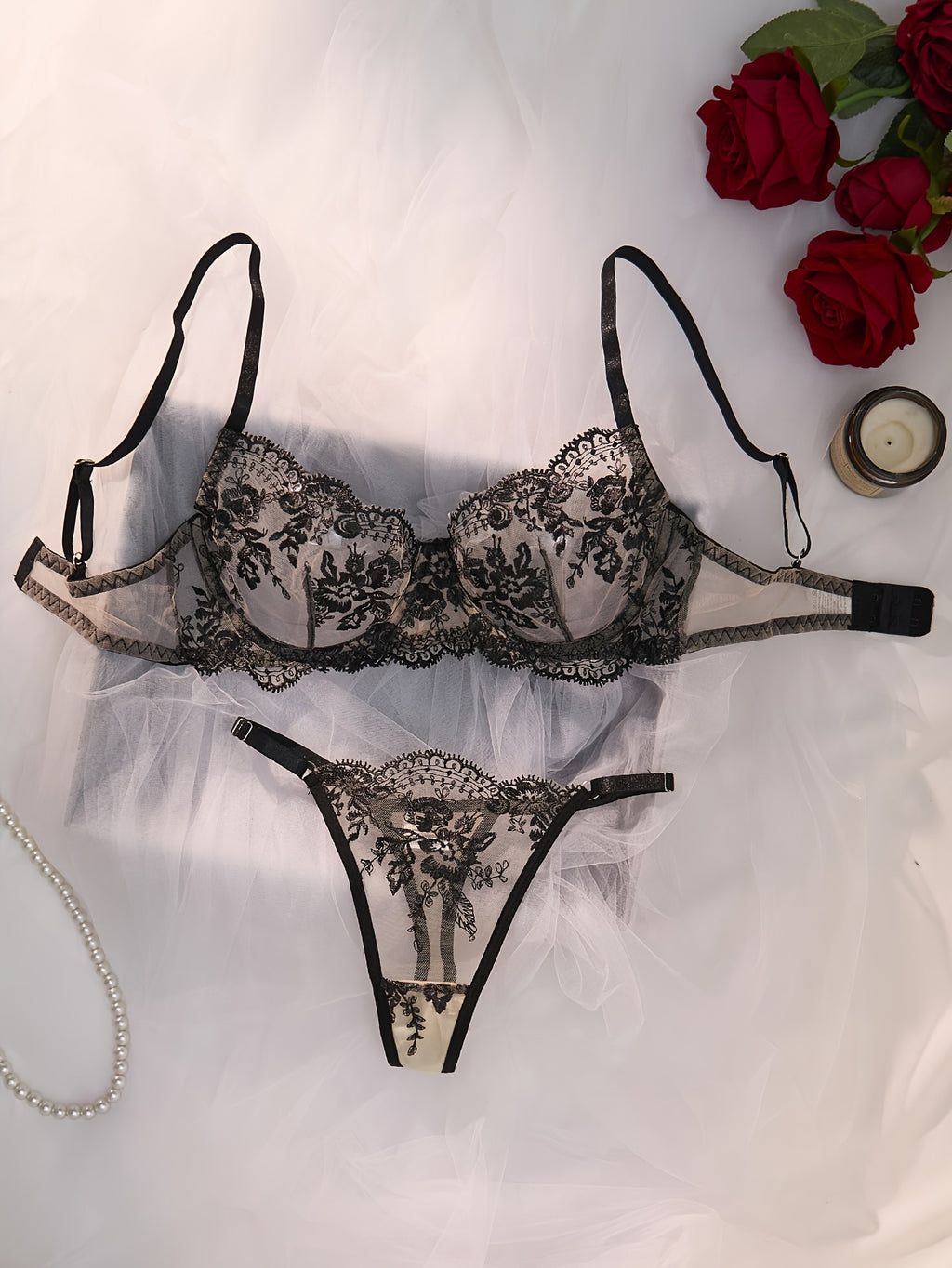 ELEGANT Embroidered Lingerieset met Mesh String – Semi-doorschijnend