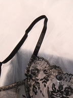 ELEGANT Embroidered Lingerieset met Mesh String – Semi-doorschijnend