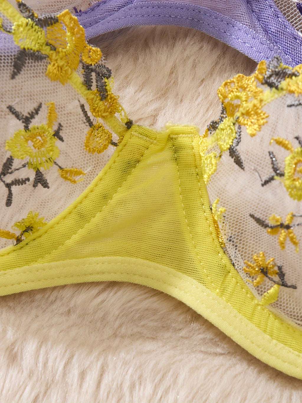 3-delige Bloemenborduursel Lingerieset – Semi-doorschijnbare Cami & String