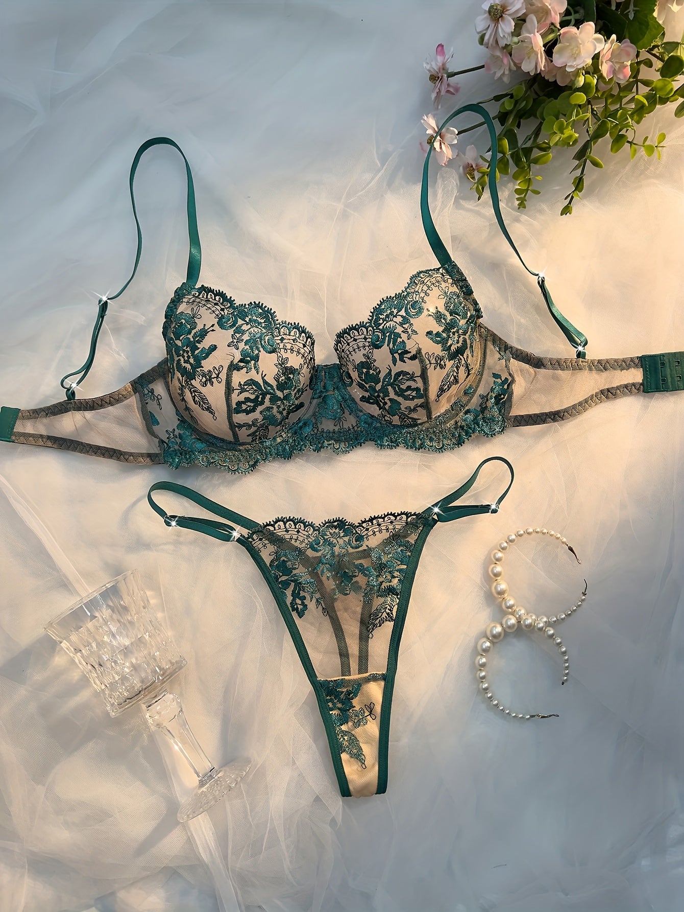 Vrouwelijke Lingerieset met Bloemenprint en Kant – Semi-doorschijnend