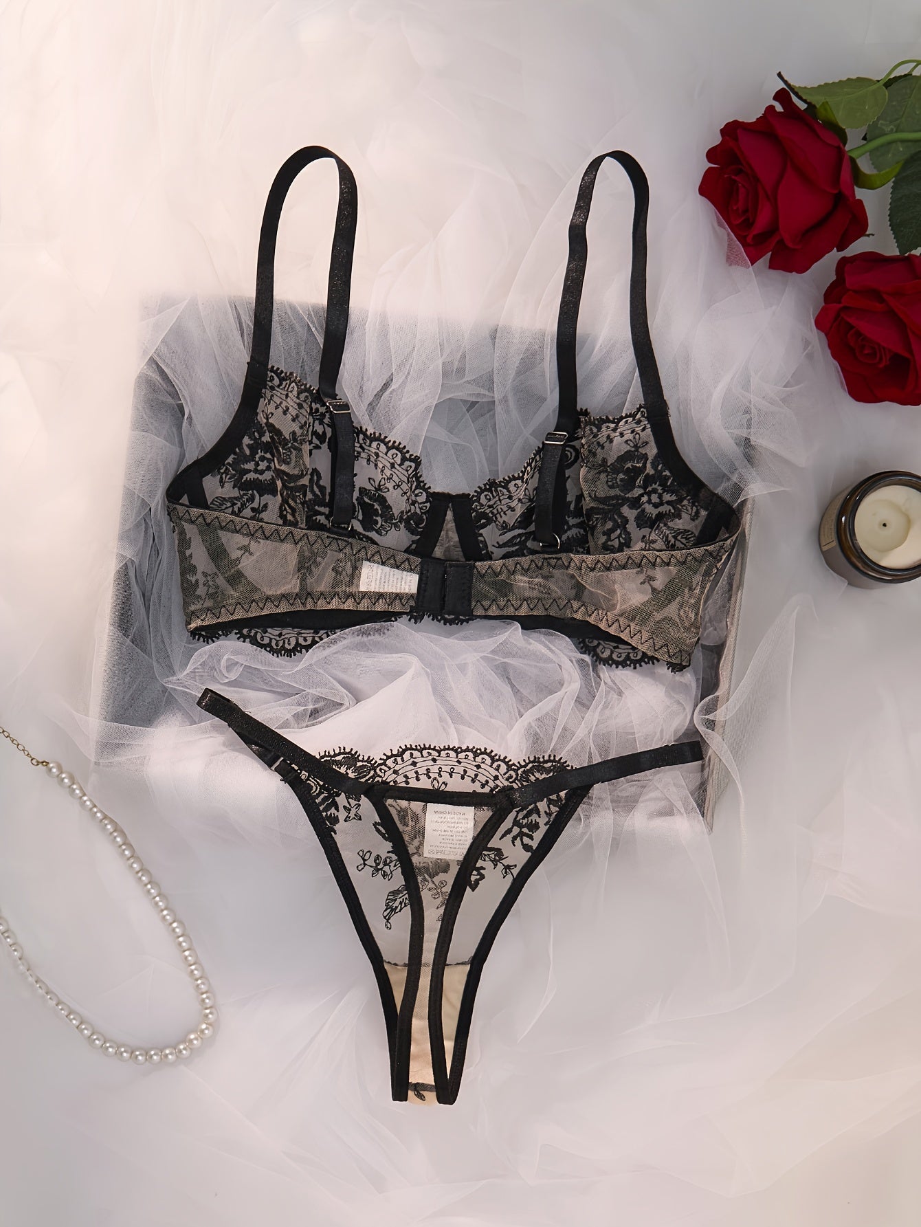 ELEGANT Embroidered Lingerieset met Mesh String – Semi-doorschijnend