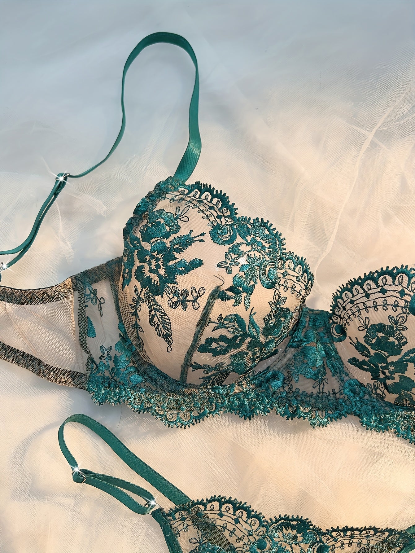 Vrouwelijke Lingerieset met Bloemenprint en Kant – Semi-doorschijnend