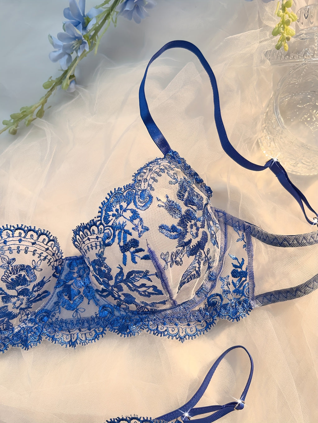 Vrouwelijke Lingerieset met Bloemenprint en Kant – Semi-doorschijnend