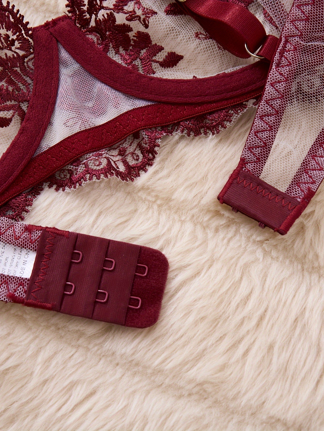 ELEGANT Embroidered Lingerieset met Mesh String – Semi-doorschijnend
