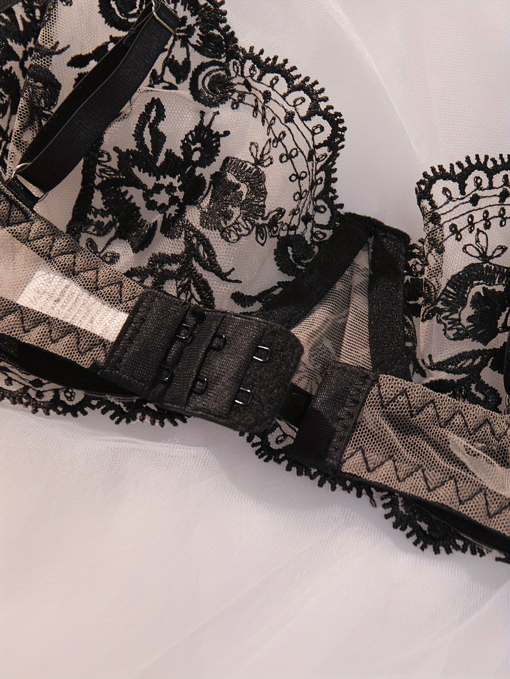 ELEGANT Embroidered Lingerieset met Mesh String – Semi-doorschijnend