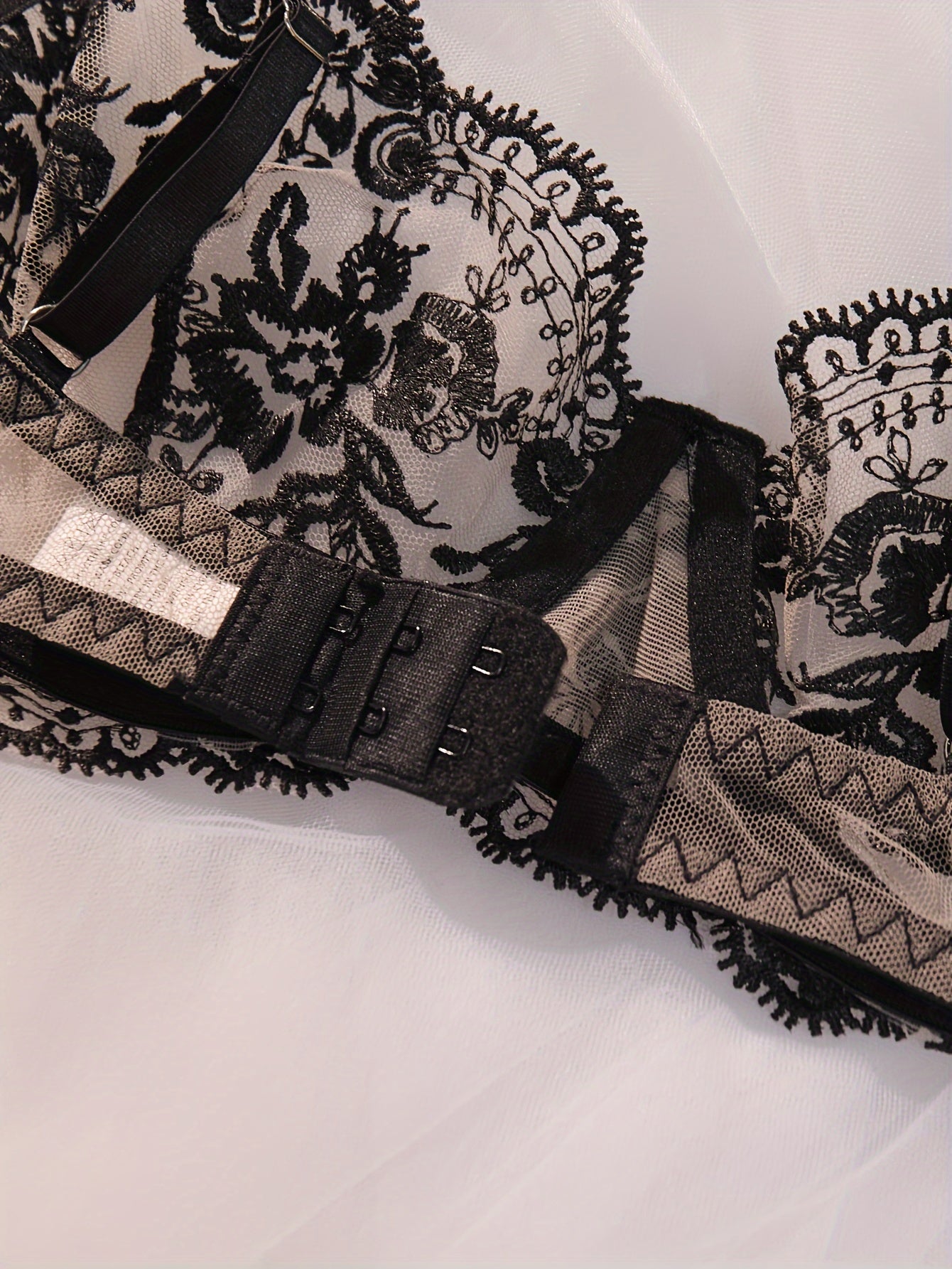 ELEGANT Embroidered Lingerieset met Mesh String – Semi-doorschijnend