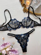 Valentijn Limited Edition — Blauwe bloemenkant beha & high-waist slip, semi-transparant met verstelbare strikjes
