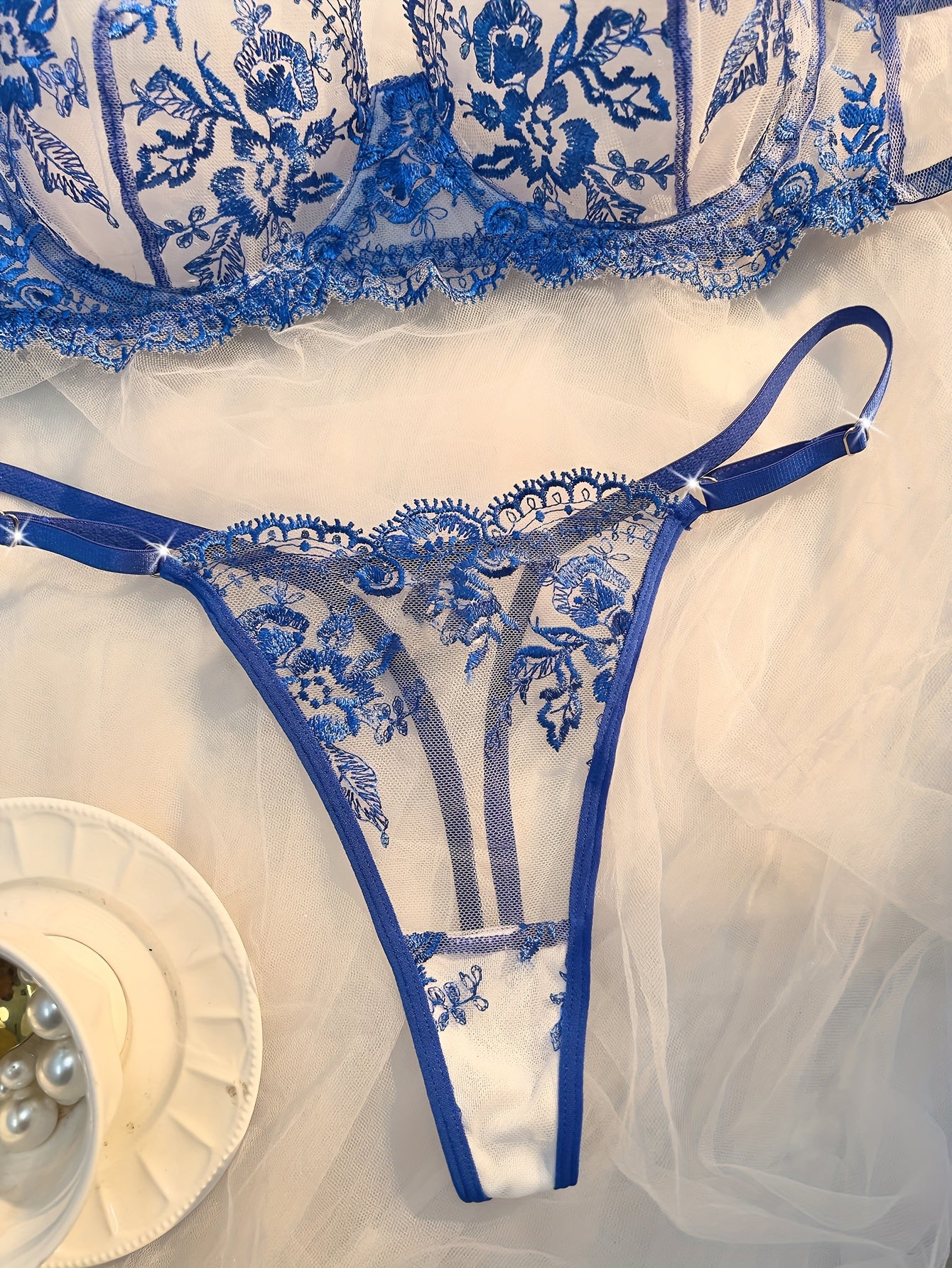 Vrouwelijke Lingerieset met Bloemenprint en Kant – Semi-doorschijnend