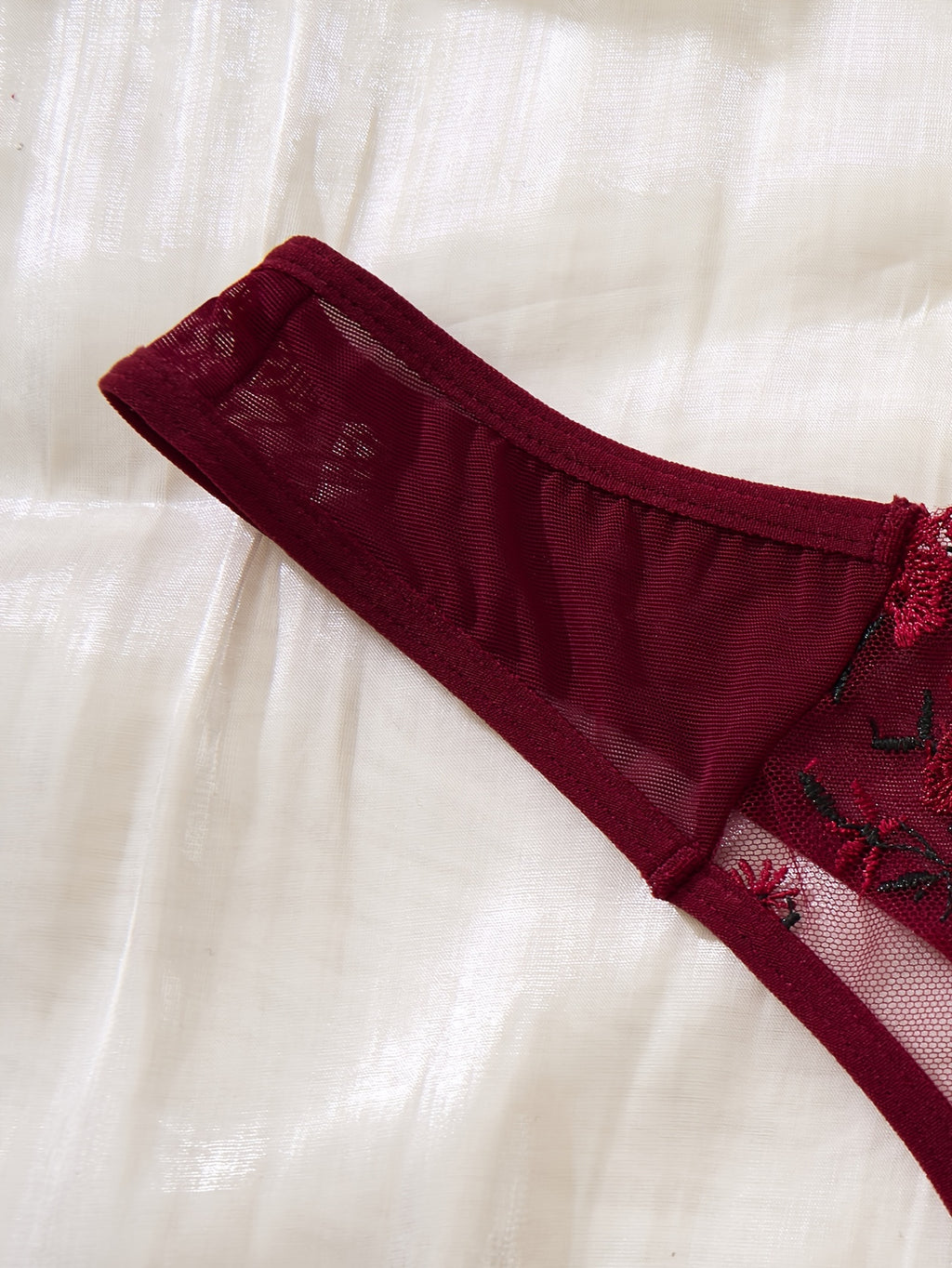 3-delige Bloemenborduursel Lingerieset – Semi-doorschijnbare Cami & String