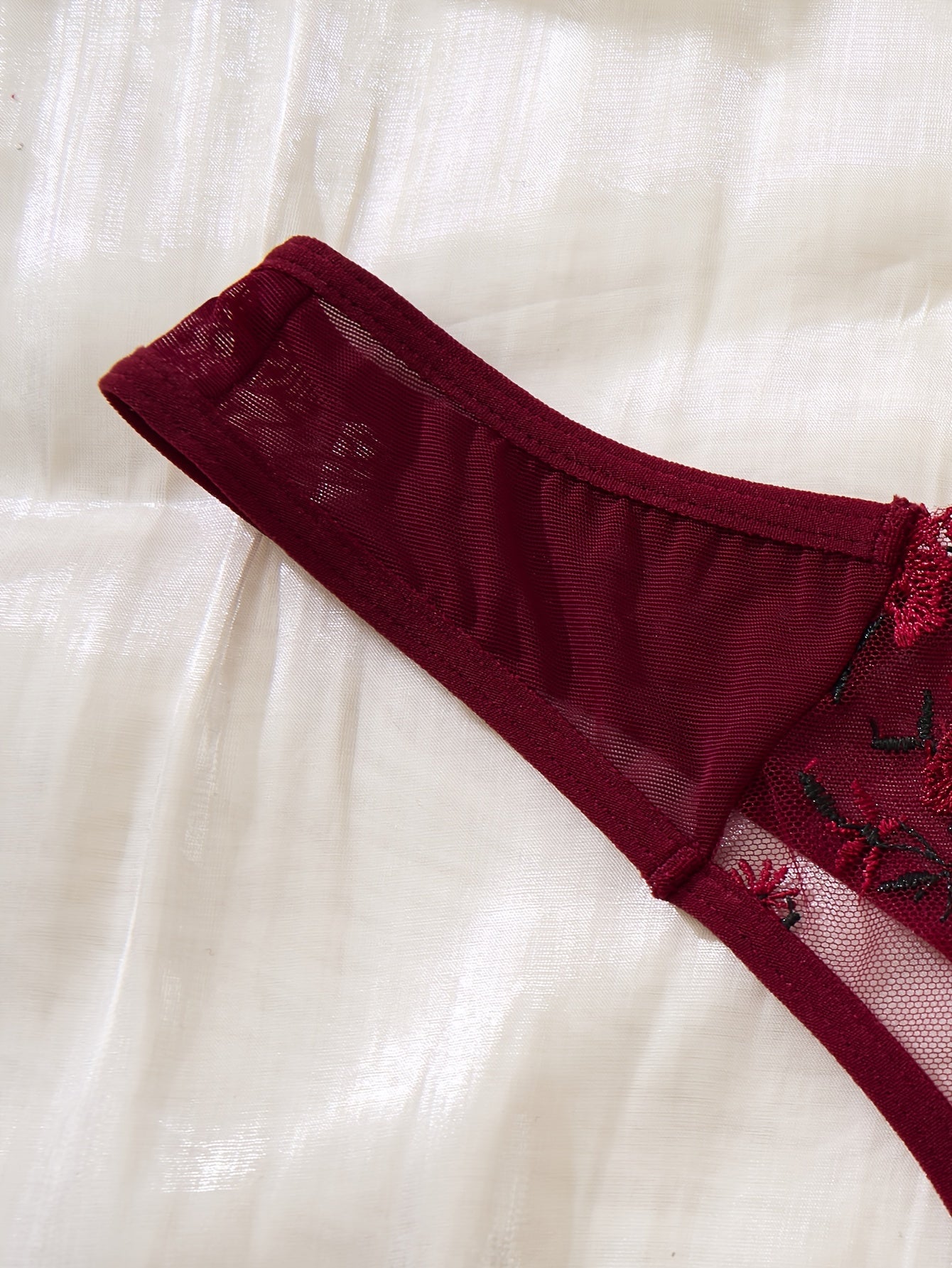 3-delige Bloemenborduursel Lingerieset – Semi-doorschijnbare Cami & String